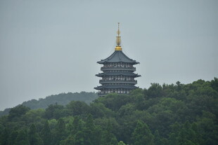 雾中山间古塔
