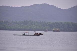 湖面游船远山风光