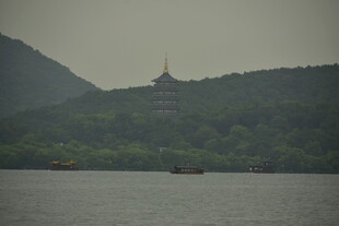 西湖雷峰塔朦胧远景