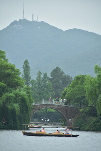 湖上游船山水风光