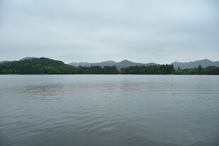 阴天西湖畔山水风光