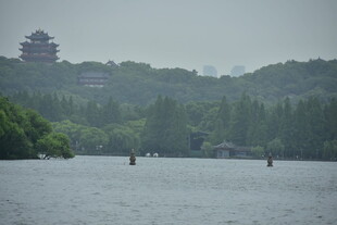 烟雨湖山古楼远景