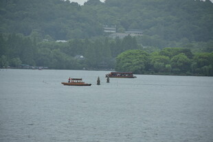 湖面游船山林风光