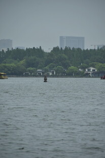 阴天朦胧湖岸远景