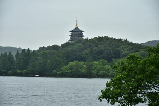 湖畔山巅古塔风光