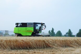 农田收割机作业场景