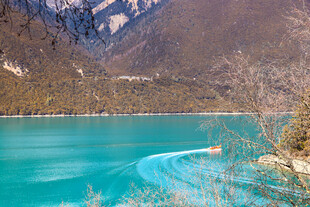 雪山下的蓝湖美景