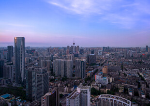 暮色下的城市全景
