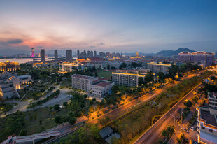 黄昏城市滨江远景