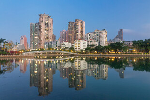 滨水城市建筑倒影