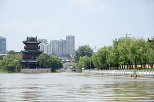 河畔古楼城市风光