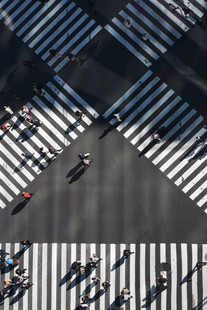 俯瞰城市路口过街行人
