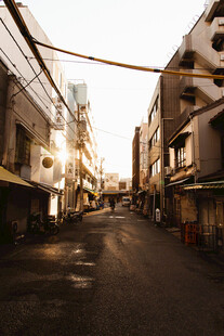 清晨老街暖光街景