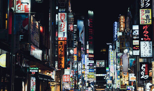东京街头霓虹夜景