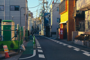 日系小巷晨光街景