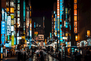 都市雨夜霓虹街景