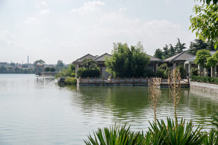 湖畔中式民居风光