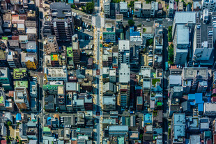 高空俯瞰城市街区全景