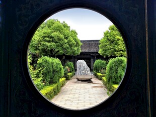 中式园林月洞窗观景
