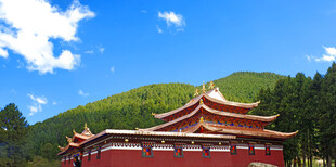 青山下的藏式寺院
