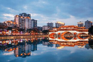 水岸廊桥城市风光
