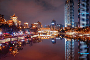 城市水岸夜景倒影