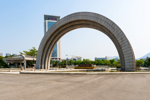 户外广场石拱地标建筑