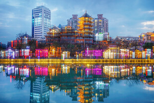 城市滨水建筑倒影