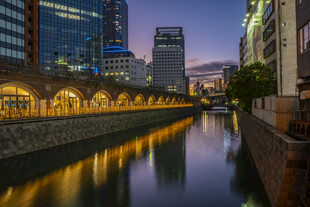 城市河畔黄昏夜景