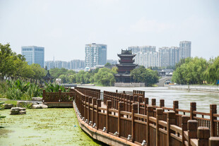 湖畔古建城市风光