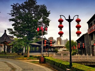 仿古街红灯笼街景