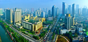 滨江城市建筑群全景