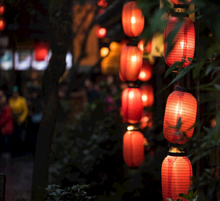 古街红灯笼夜景