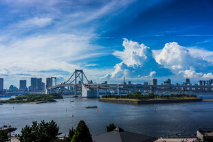 晴空河畔城市大桥风光
