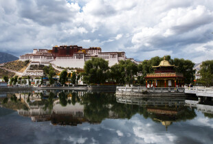 布达拉宫湖景倒影
