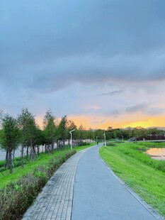 湖畔步道黄昏美景