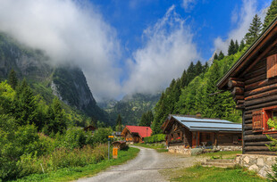 山间村落木屋风光