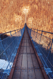 延伸向落日的悬索吊桥