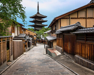 京都古街五重塔风光