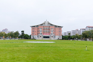 校园草坪与教学楼