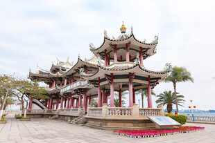 海滨中式古亭景观