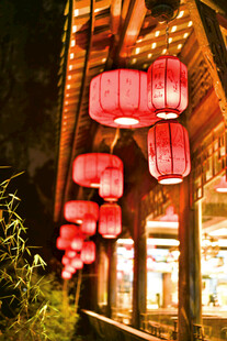 红灯笼装点都市夜景