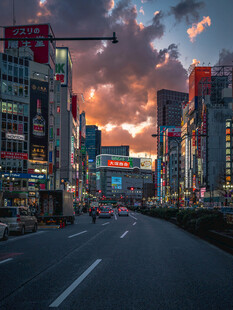 晚霞下的都市街景