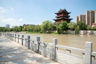 河畔古楼城市风光
