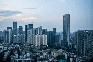 黄昏城市高楼建筑群