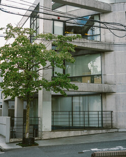 街边现代简约住宅建筑
