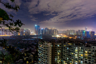暮色下的城市夜景