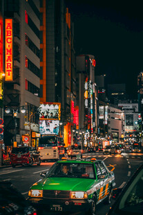 城市夜景街头出租车