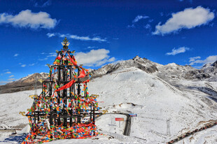 高原雪山经幡风光