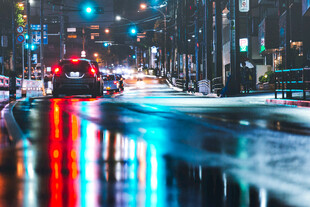 雨夜城市霓虹街景